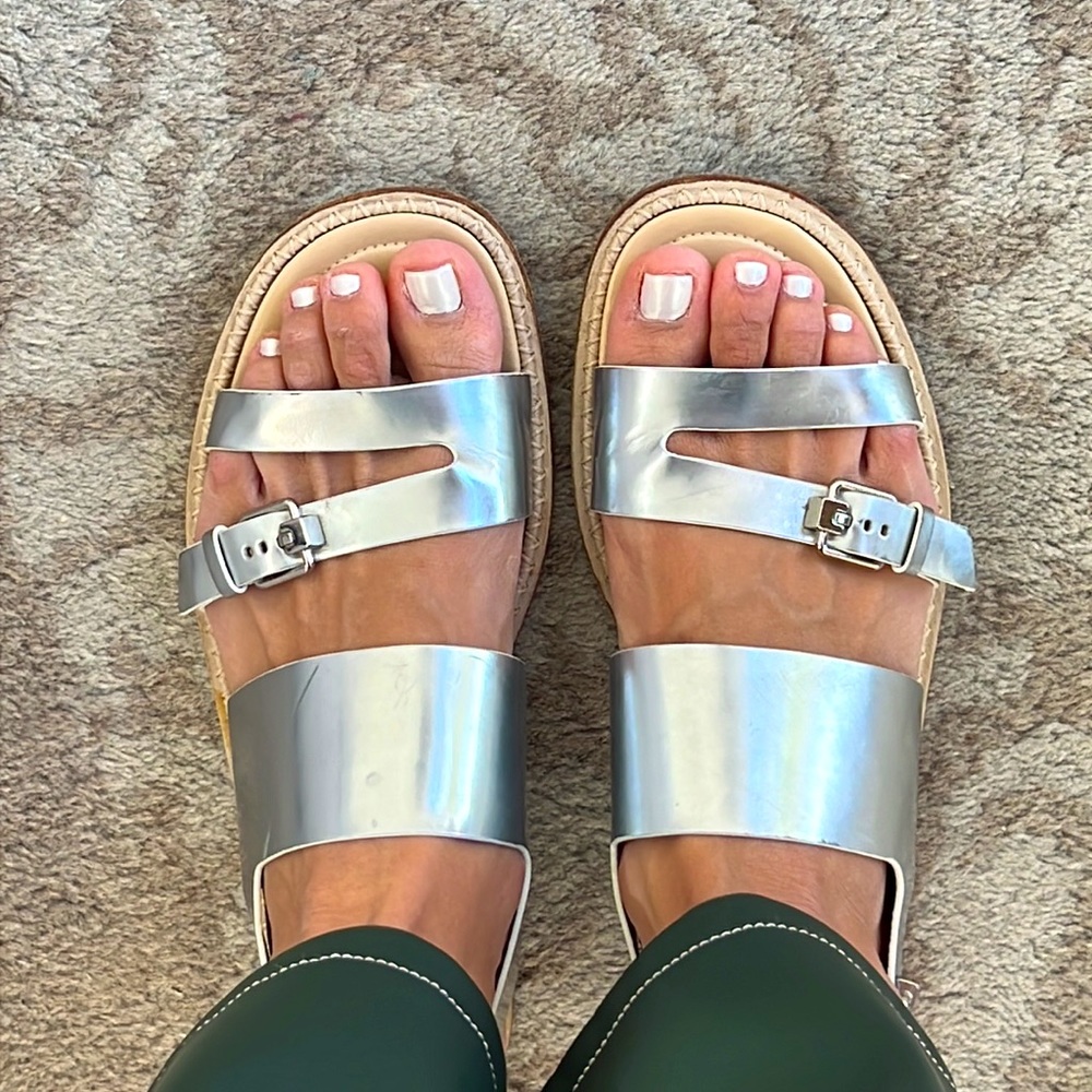 TOD’S METALLIC SILVER LEATHER SANDALS WOMEN